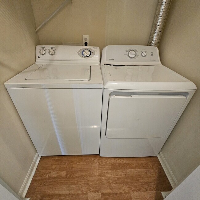 Building Photo - Upper 2 Bedroom Unit with New Carpet and F...