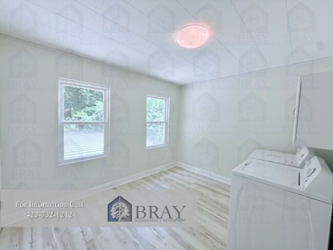 Building Photo - Cozy Brick Home with Huge Garage – Great K...