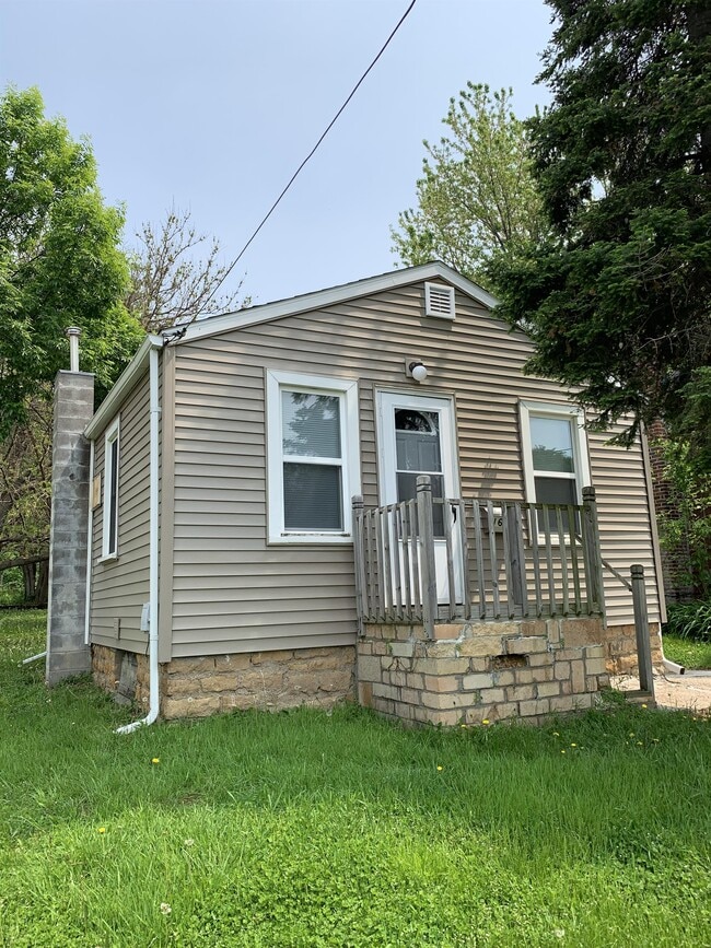 Building Photo - 1611 5th Ave