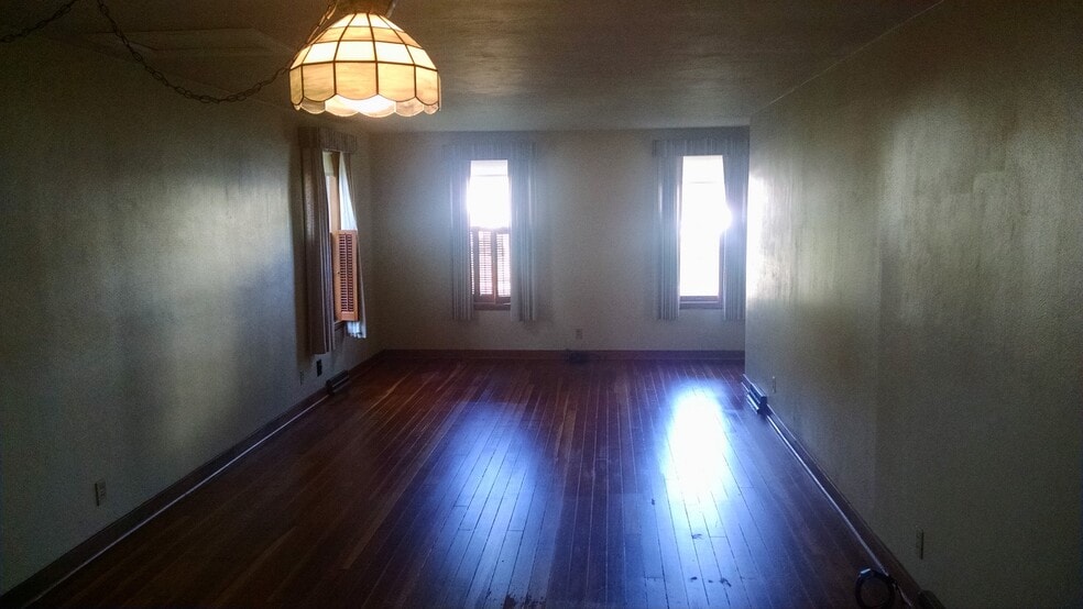 Living and dining area - 507 N Division Ave