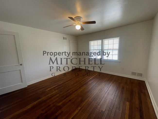 Building Photo - Cute 2 bed 1 bath with a basement you don't want to miss!