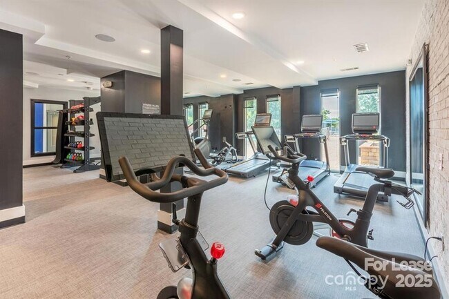 Building Photo - 902 W 4th St