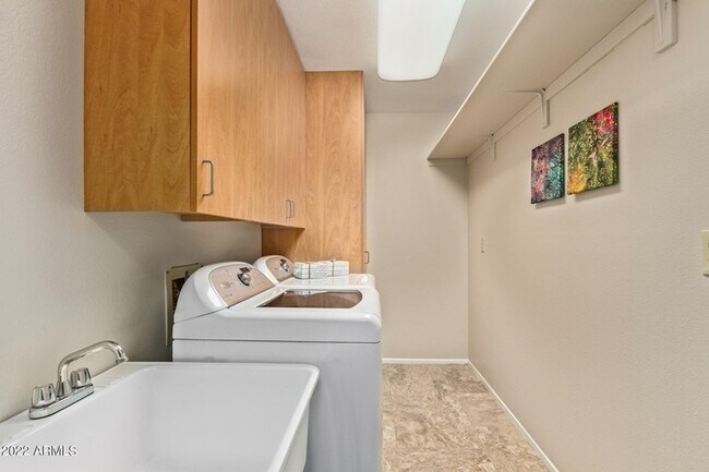 Building Photo - Your Oasis Awaits!