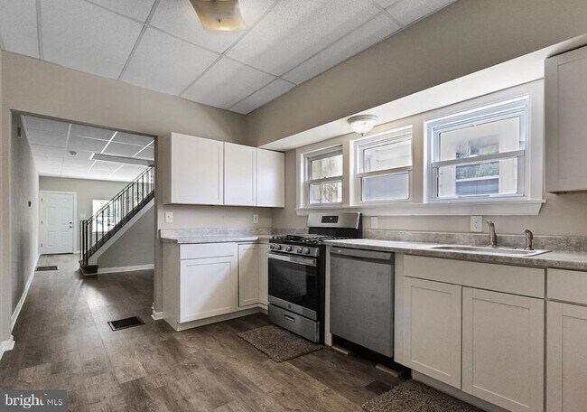 Building Photo - 237 3rd St