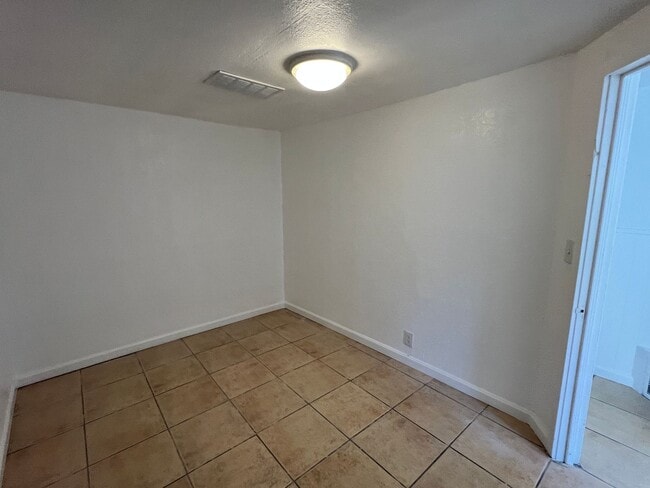 Building Photo - 3 Bedroom 1 Bath duplex with updated kitchen