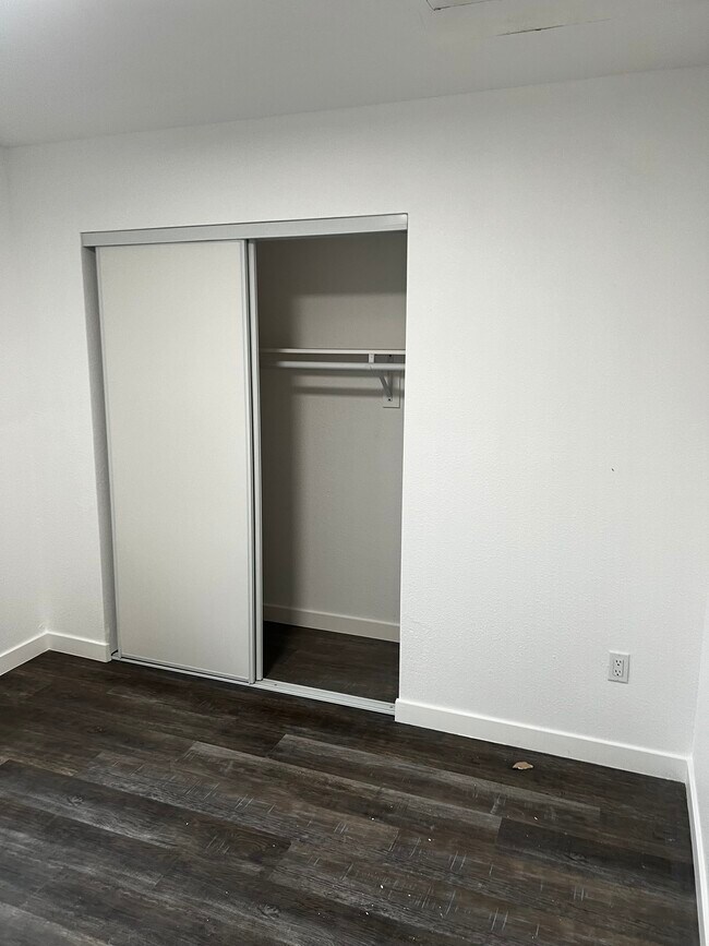 Building Photo - 2116 Zoe Ave