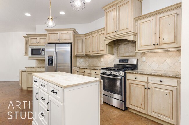 Building Photo - 4 Bedroom. 2/5 Bathroom Home in Meadow Val...