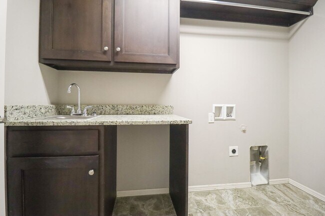 Building Photo - Spacious 3 Bedroom / 2 Bathroom with Modern Upgrade