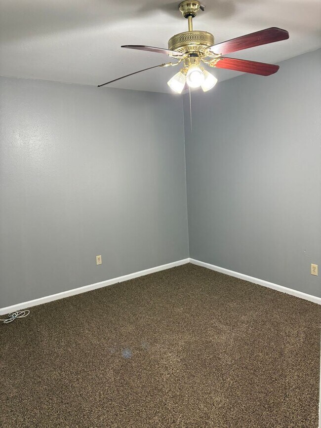 Building Photo - 3bed/1.5 Bath Duplex Astoria Park