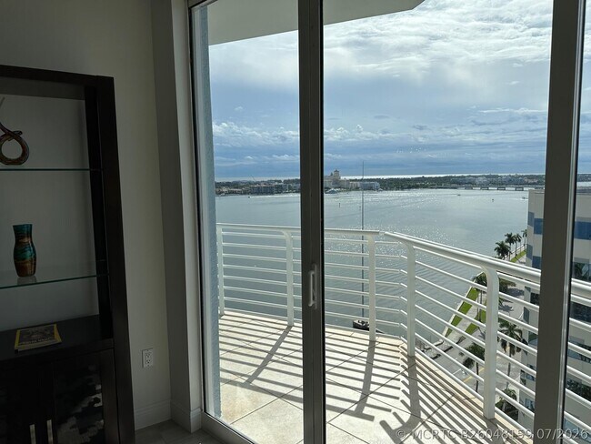 Building Photo - 1551 N Flagler Dr