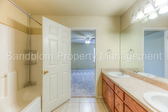 Building Photo - For Lease | Sand Springs | $1125 Rent | Av...