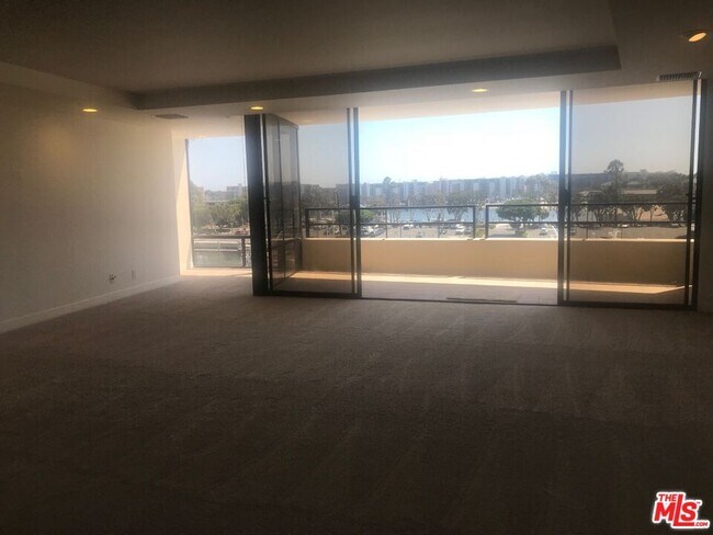 Building Photo - 4267 Marina City Dr