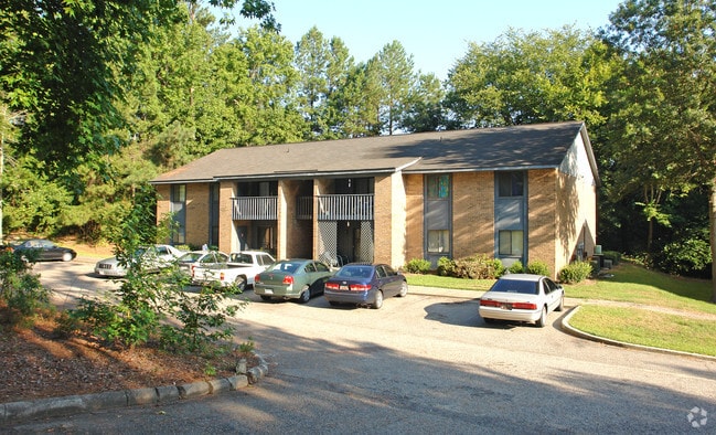 Building Photo - The Oaks