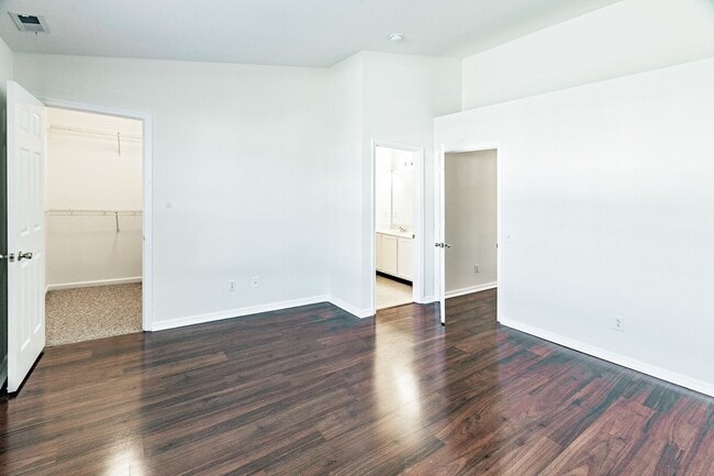 Building Photo - Exceptionally Nice 3 BR 2.5 BA Townhome in River Walk