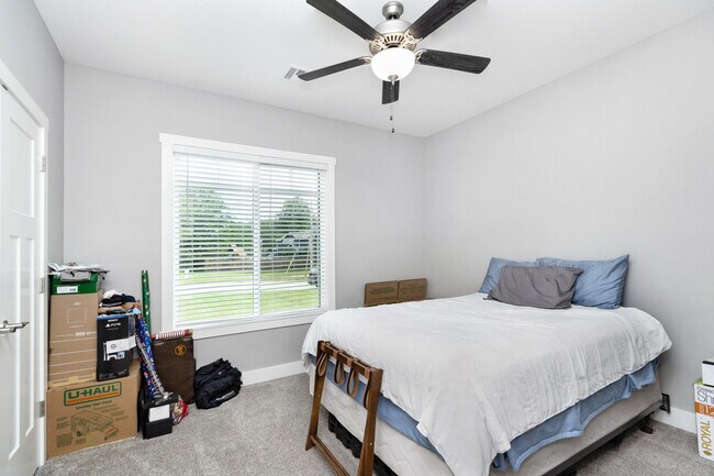 Building Photo - 915 Fairman Dr