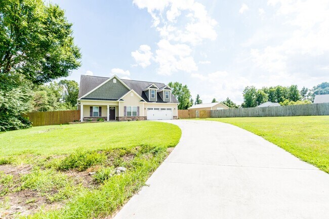Building Photo - 3 Bedrooms and a bonus room in Richlands (Will include lawn service with increased rents)