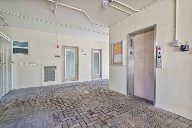 Building Photo - 2600 Diana Dr