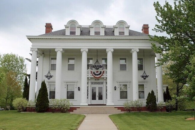 Building Photo - 820 1st St N