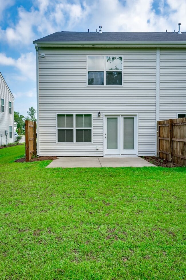 Building Photo - Modern 3-Bed, 2.5-Bath Townhome in Prime L...