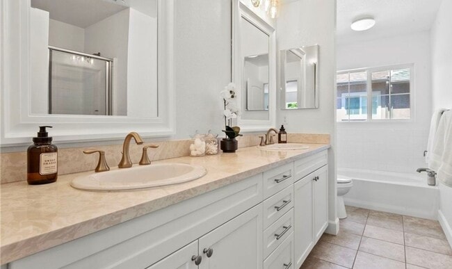 Building Photo - Spacious and Stylish 3 bedroom, 2.5  bath ...