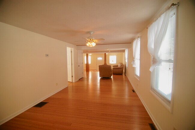 Building Photo - 7099 Lakeshore Rd