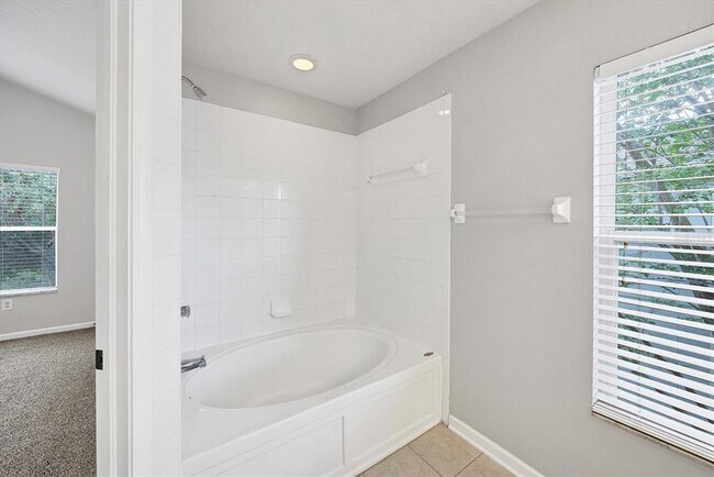 Building Photo - 4920 Pond Ridge Dr