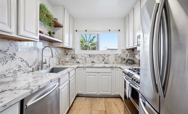 Building Photo - "Charming 1-Bedroom Santa Monica Retreat w...