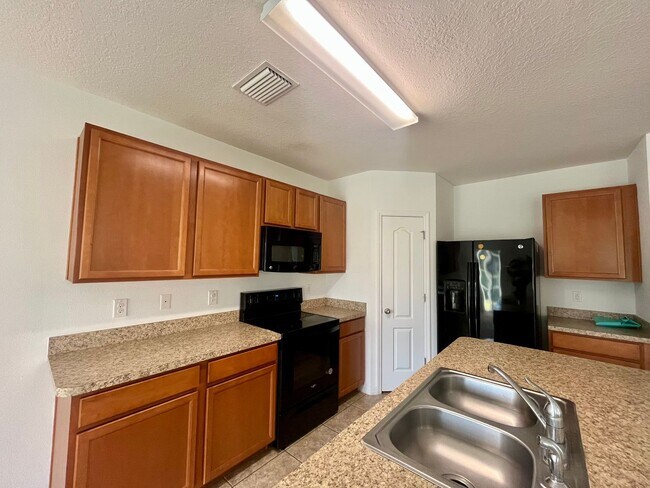 Building Photo - Plant City Townhome!!