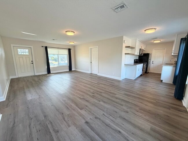 Building Photo - 1615 Crest Dr