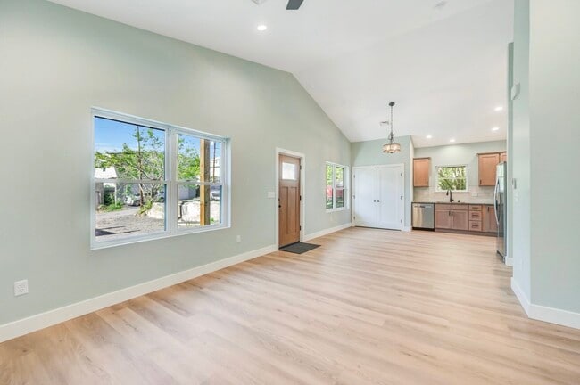 Primary Photo - 515 Harrison Ave