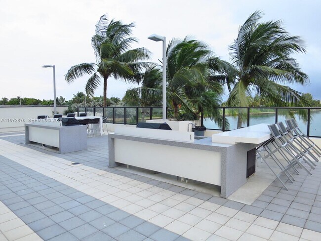 Building Photo - 600 NE 36th St