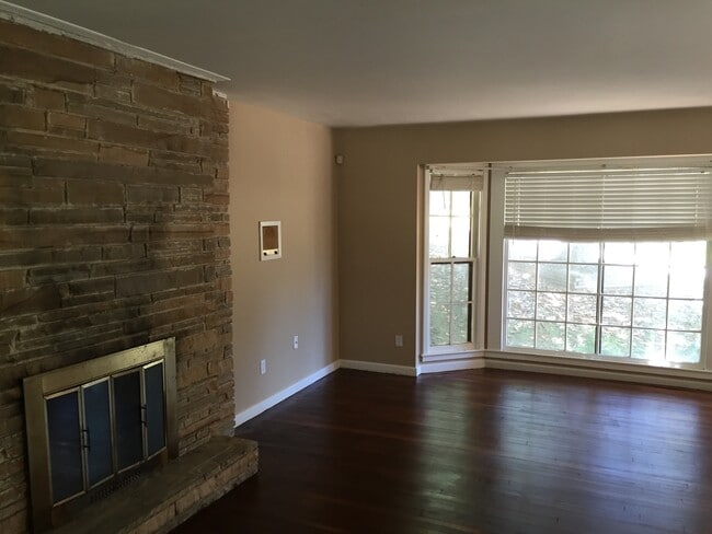 Building Photo - **AVAILABLE NOW**Near Ft. Benning. Columbus, GA  Bedroom 4 / 1 Full Bathroom & 2 Half Bathroom Ho...