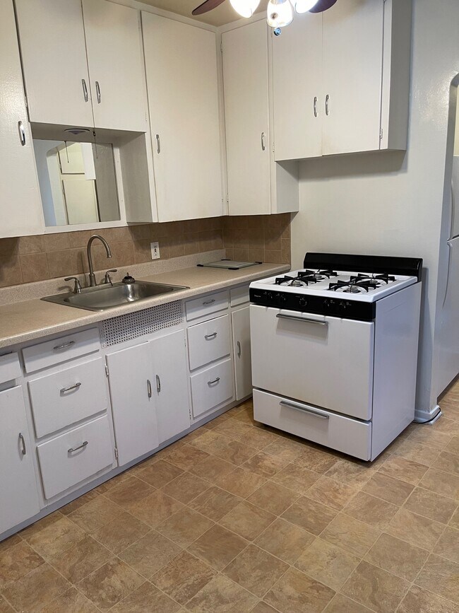 Building Photo - 313 Bond St