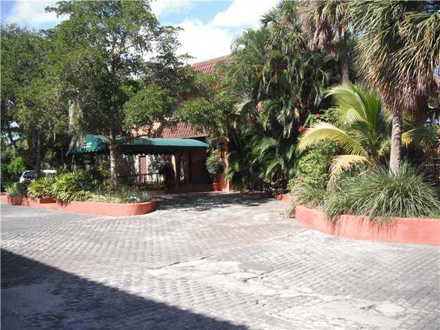 Building Photo - 660 Tennis Club Dr