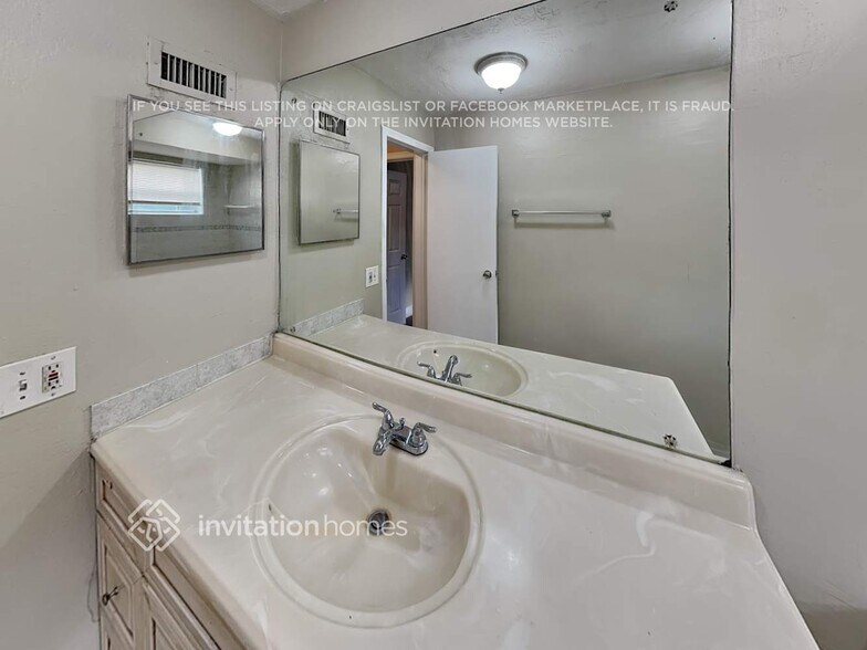 Building Photo - 8659 Sheraton Dr