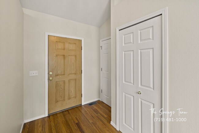 Building Photo - Spacious Ranch-Style 5-Bedroom in The Heig...