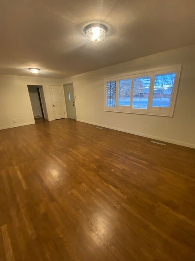 Building Photo - Gorgeous Fully Remodeled 3 Bed 1.5 baths a...