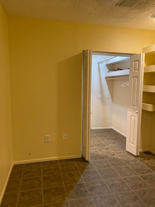 Building Photo - 5344 Elwood Rd