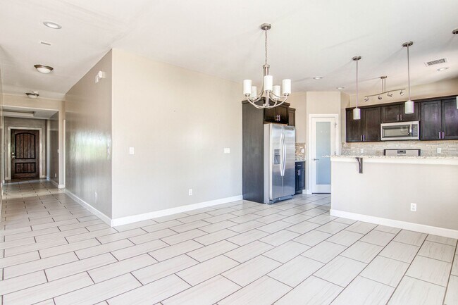 Building Photo - Eastside Beautiful 3 bed/2 baths