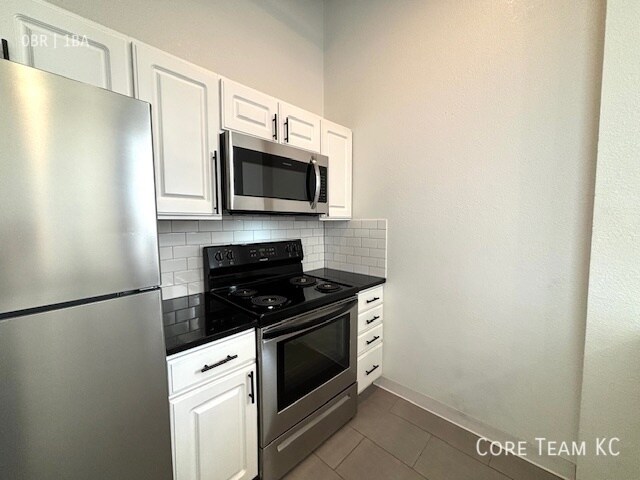 Building Photo - 320 W 7th St