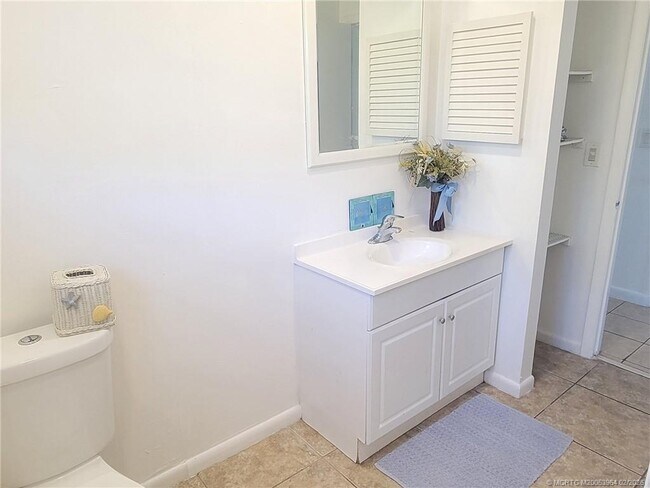 Building Photo - 350 NE Granduer Ave