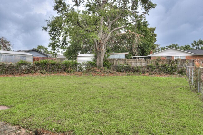 Building Photo - 250 Almon Ct