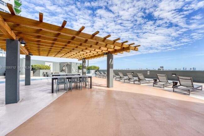 Building Photo - 1750 N Bayshore Dr