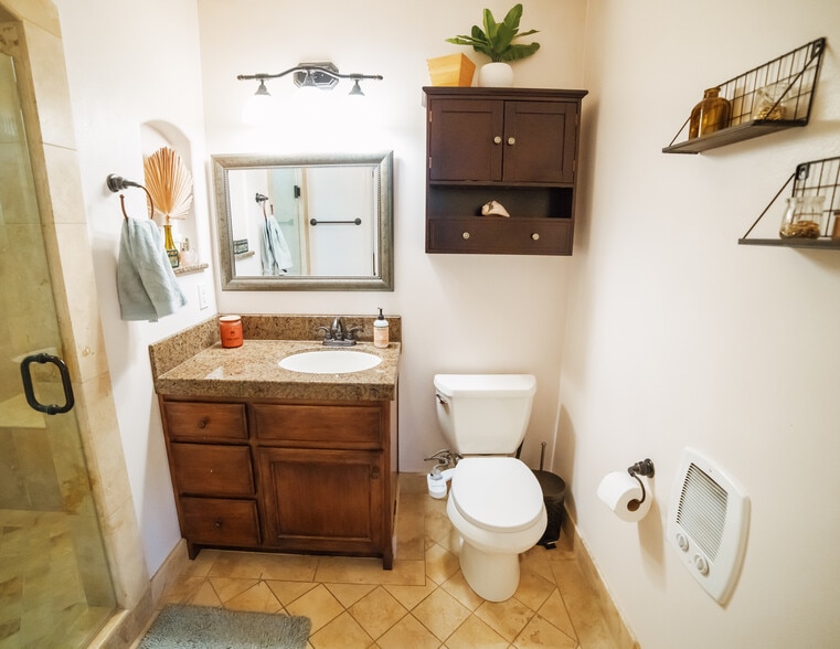 Master bathroom - 60 Vivian Dr