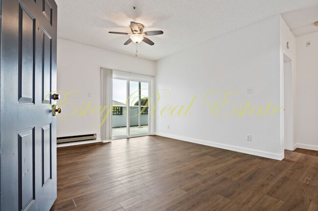 Building Photo - Glen Cove Condo with Amazing Water Views!