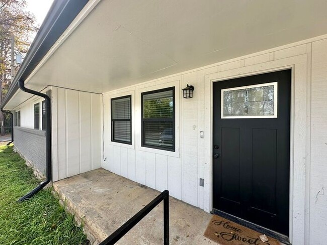 Building Photo - Available Now! Recently Remodeled 3 Bedroo...