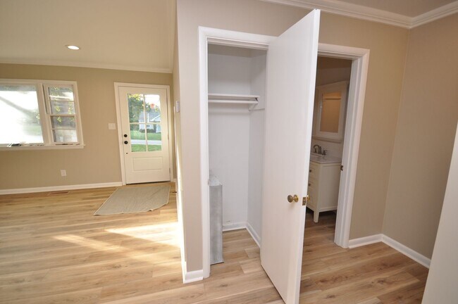 Building Photo - House in Benton City Limits