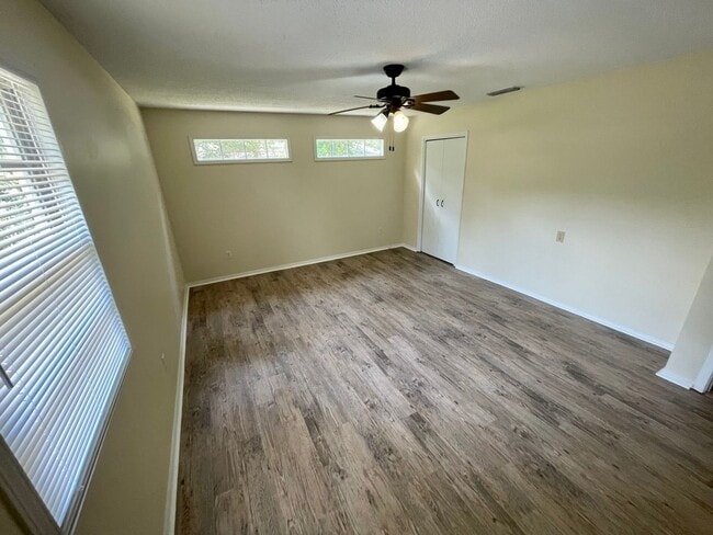 Building Photo - Convenient Location off Halls Mill