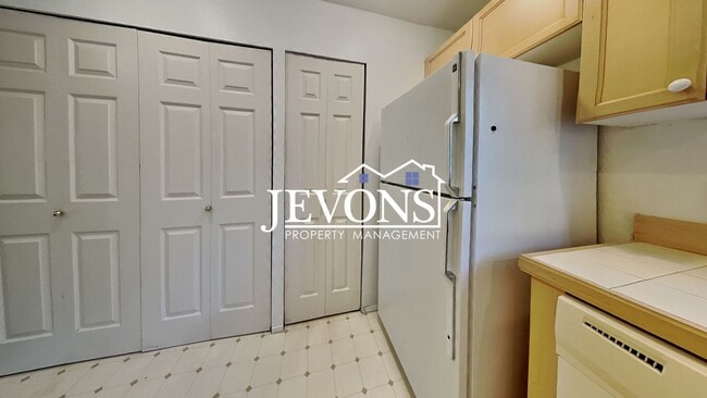 Building Photo - Condo with Swimming Pool and Private Enclosed 1-Car Garage in Klahanie Neighborhood