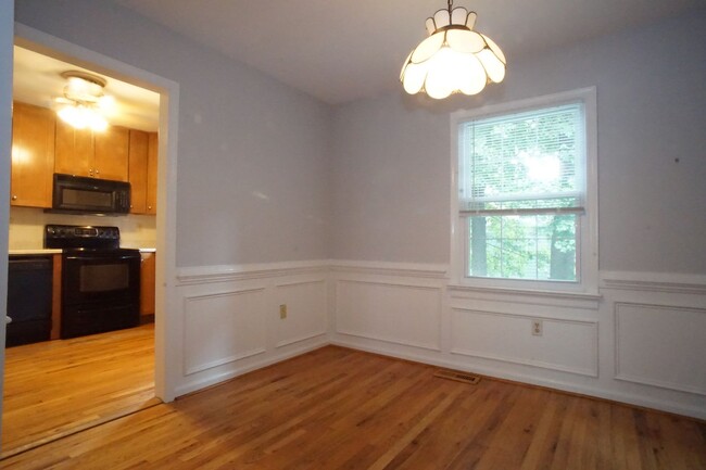 Building Photo - 3 bedroom / 2 1/2 Bath.  Close to Campus. ...